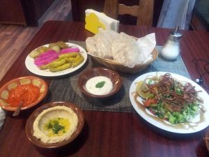 Vorspeisen und Fattoush-Salat im "Beirut City". Foto: Wiermer
